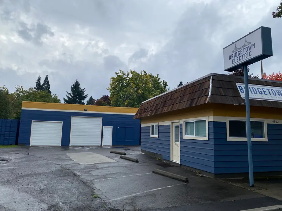 The navy and mustard Bridgetown Electric shopfront and pole sign at 4702 N Lombard Street, Portland